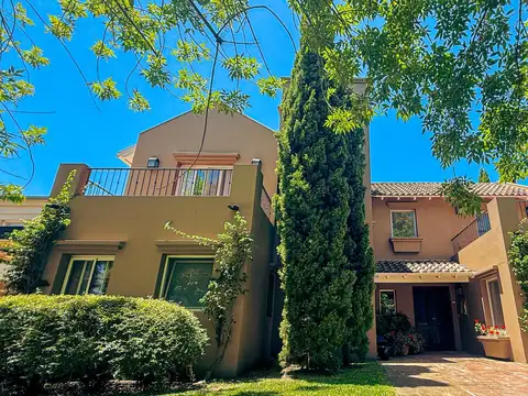 Casa en Venta con 3 cocheras