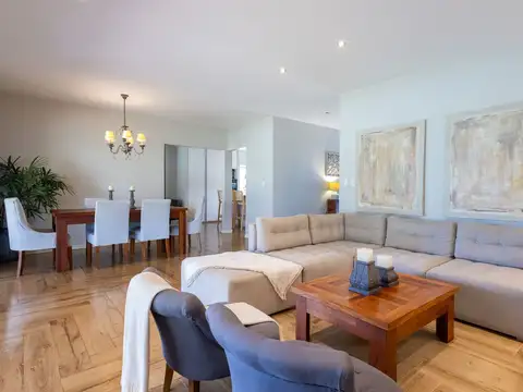 Casa 8 ambientes con 2 baños