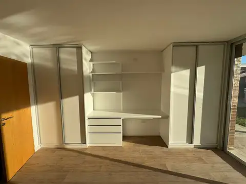 Casa en Alquiler con 2 cocheras