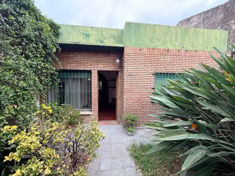Casa en Venta en Villa Adelina en LOTE propio.