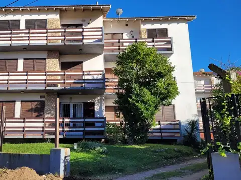 Zona centro amplio departamento con cochera cerrada individual