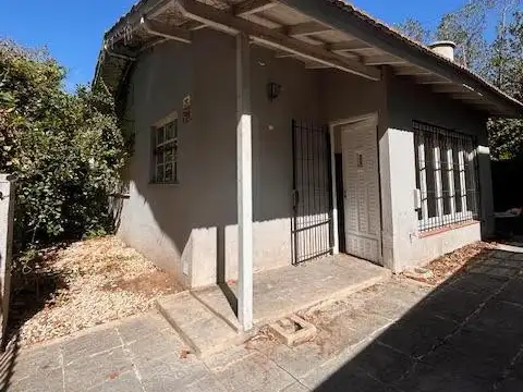Casa en venta  3 ambientes con cocheras descubiertas, jardín  Lomas de Zamora