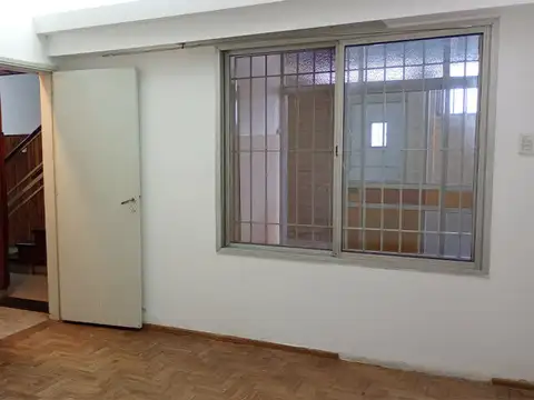 Casa 6 ambientes con 2 baños