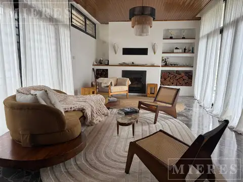 Casa 4 ambientes con 2 baños