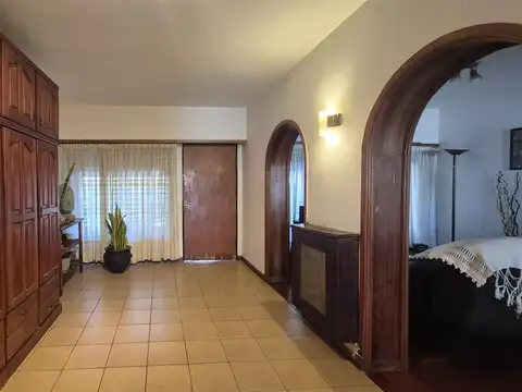 Casa 6 ambientes con 2 baños