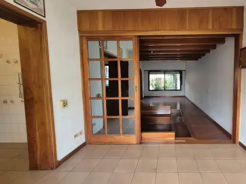 Casa 6 ambientes con 2 baños