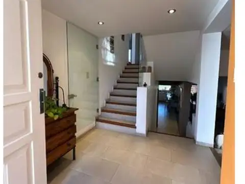 Casa en Venta con 3 cocheras