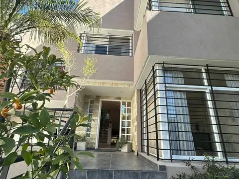 Casa en Venta con 3 cocheras