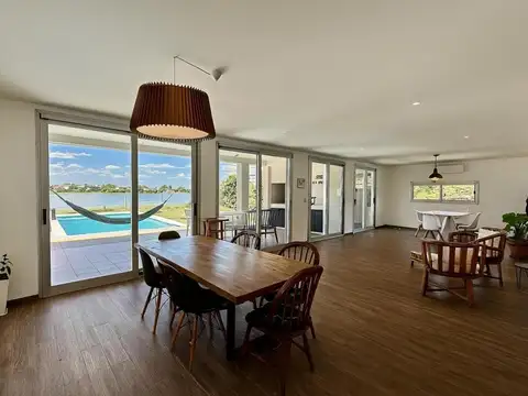 Casa 5 ambientes con 4 baños