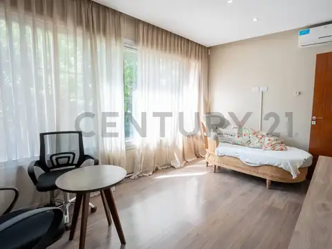 PH EN VENTA . 2 DORMITORIOS. COCHERA. OPCION PARA OFICINAS Y/O CONSULTORIOS.LA PLATA