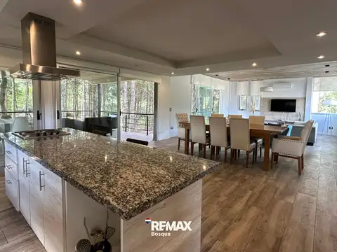 Casa en Alquiler con 2 cocheras