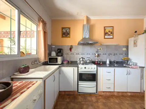 Casa 4 ambientes con 2 baños