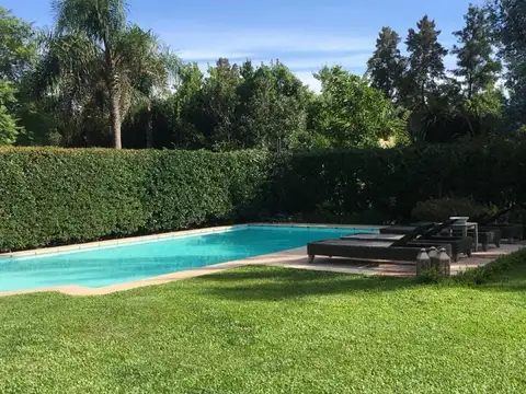 Casa 8 ambientes con 5 baños