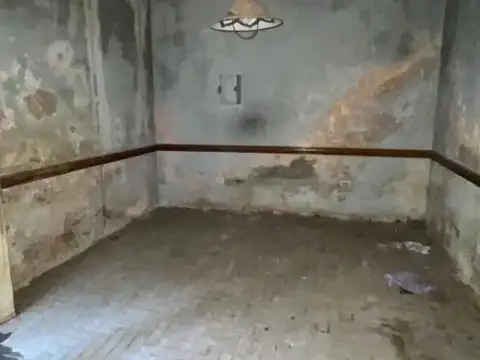 EXCELENTE CASA A RECICLAR 