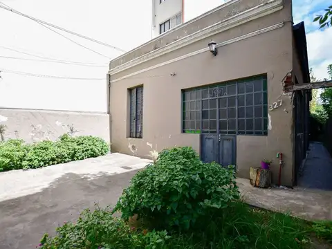 CASA EN VENTA LA PLATA A RECICLAR 3 DORMITORIOS