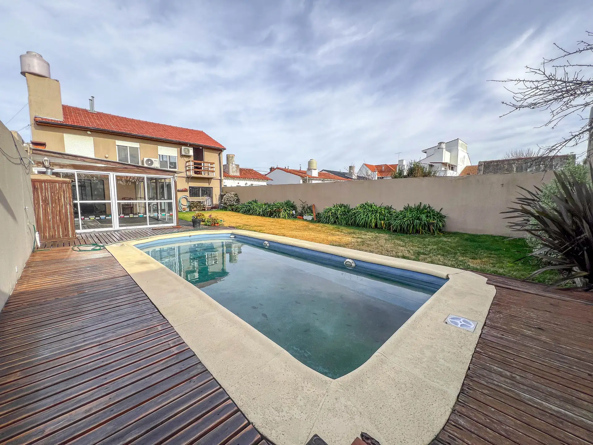 Chalet 5 amb c/ parque, quincho, piscina y e/auto - Irala y Valentini
