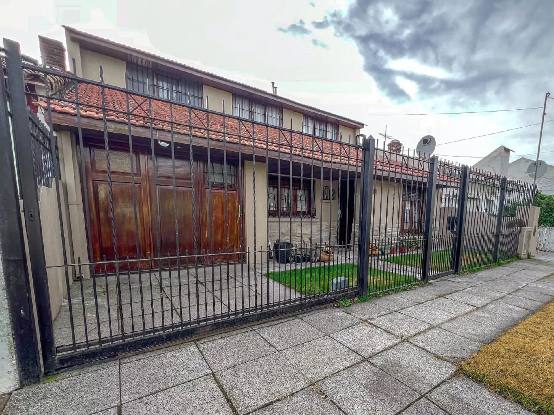 Chalet 5 amb c/ parque, quincho, piscina y e/auto - Irala y Valentini