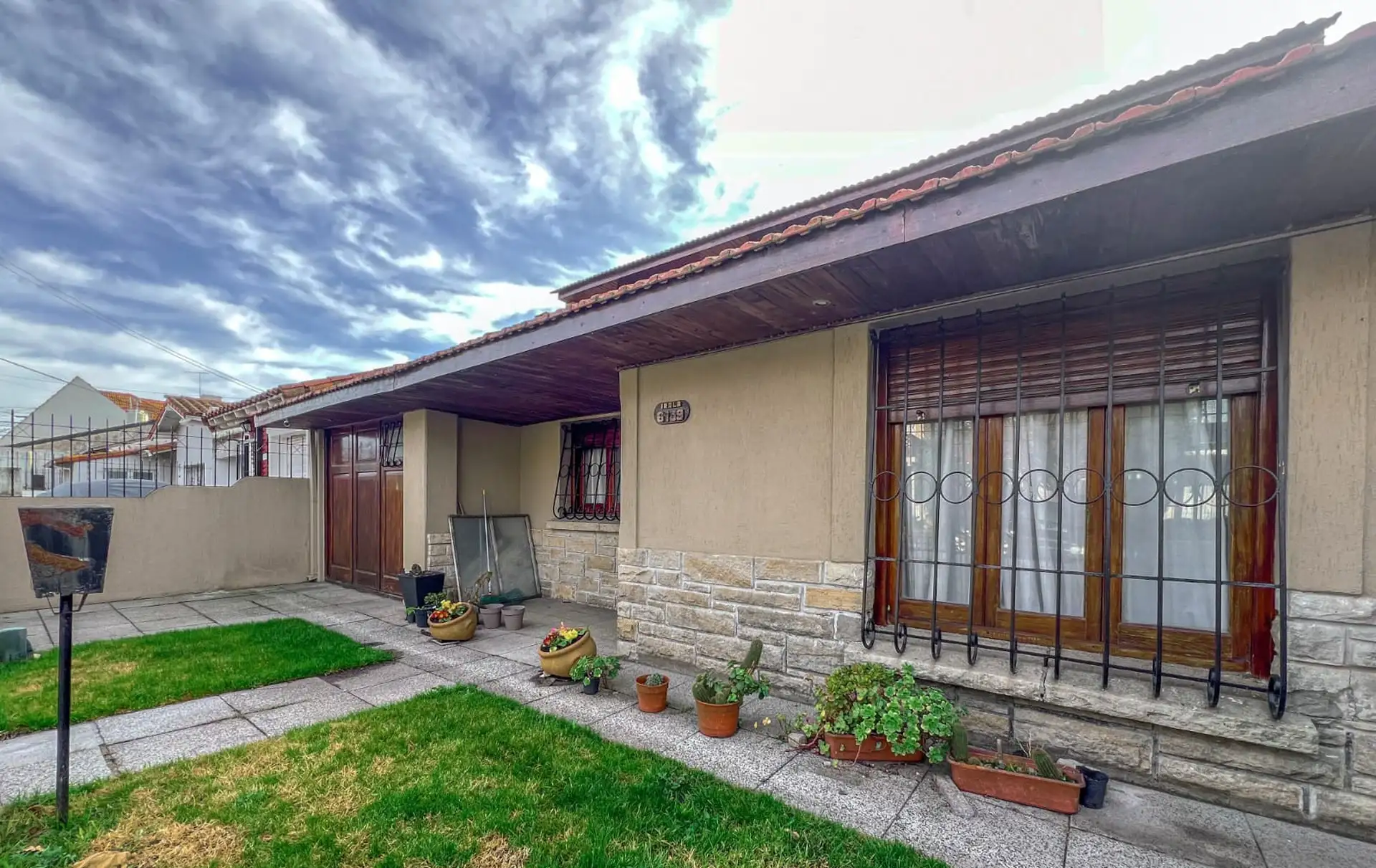 Chalet 5 amb c/ parque, quincho, piscina y e/auto - Irala y Valentini