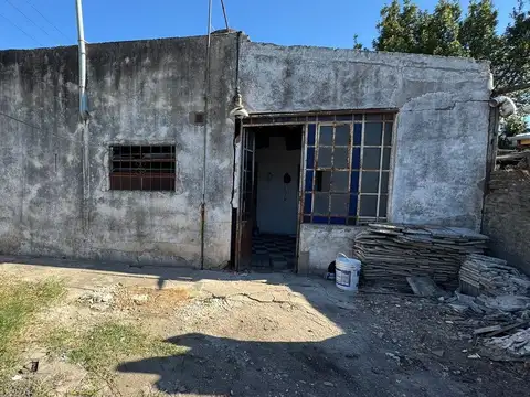 VENTA CASA A RECICLAR- LOTE PROPIO- CASTELAR