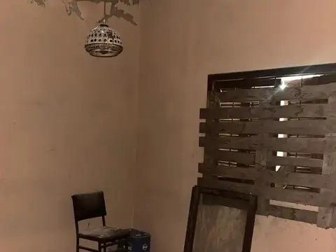 CASA A REFACCIONAR EN FORMA COMPLETA. PRECIO VALOR LOTE.  TERRENO DE 10m x 32m.