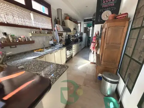Casa en Venta con 3 cocheras