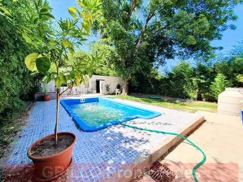 Barrio Los Ceibos. Casa sobre lote propio con pileta y amplio parque.