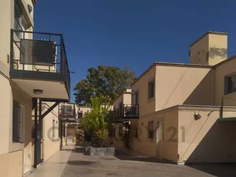 12 de octubre 100, Piso 0