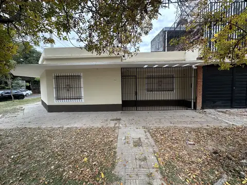 Casa en Esquina con Cochera Automática y Patio Parrilla – Amplios Ambientes y Excelente Ubicación