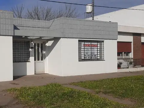 Amplia casa de 3 dormitorios con galpones y patio en Acebal