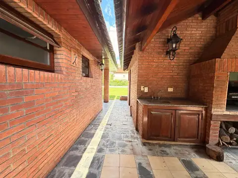 Casa en venta sobre doble lote central en CC Larena