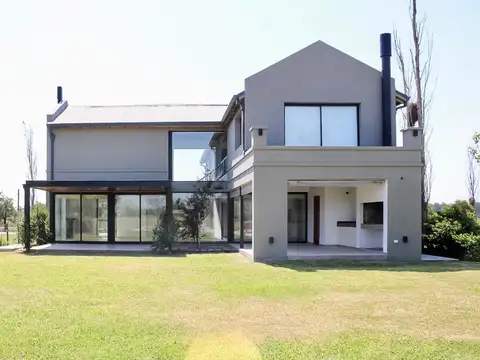 Casa 7 ambientes con 3 baños