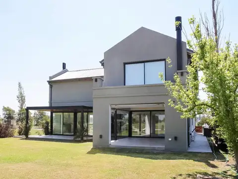 Casa en Venta con 2 cocheras