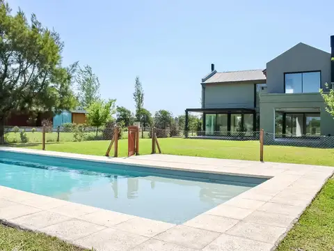 Casa en Venta con 2 cocheras