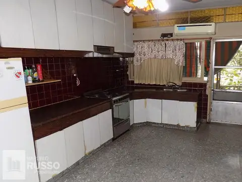 Casa 4 ambientes con 2 baños