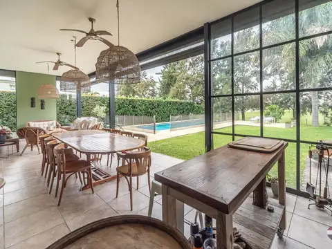 Casa 6 ambientes con 4 baños