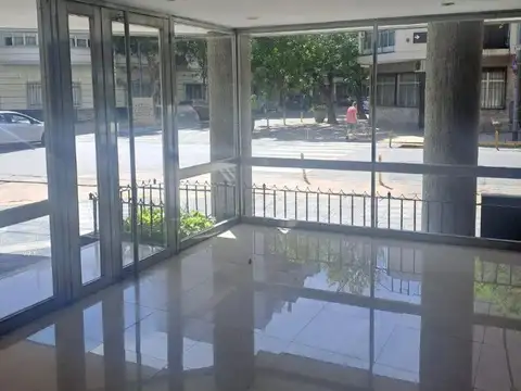 Departamento en alquiler,  2 amb. frente con balcón, Caballito