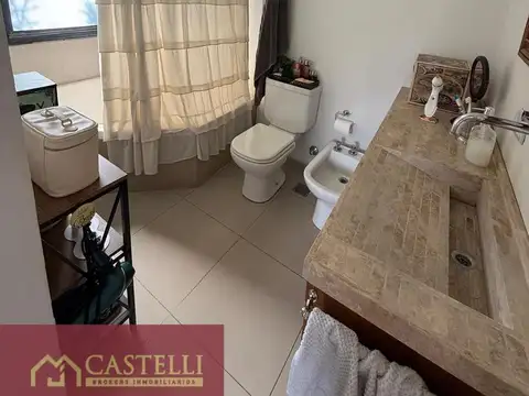 Casa 4 ambientes con 3 baños