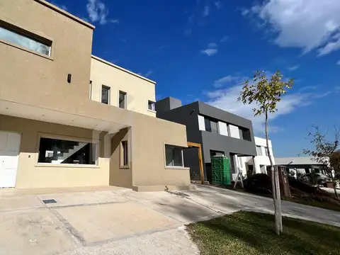 Casa en Alquiler de 4 dormitorios