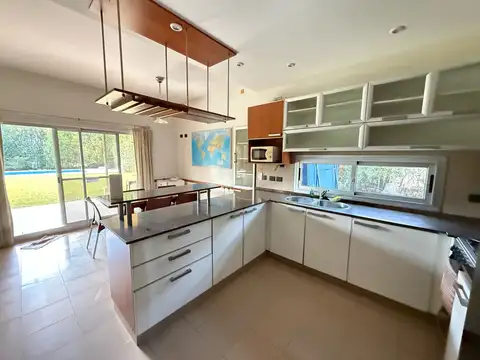 Casa 9 ambientes con 4 baños