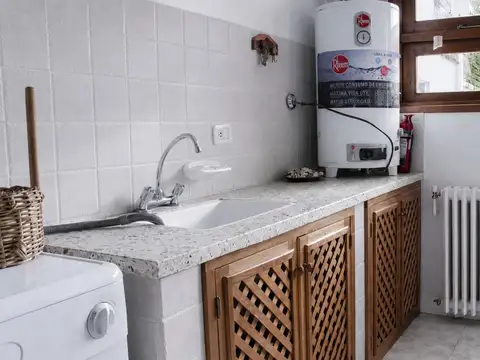 Casa 8 ambientes con 3 baños