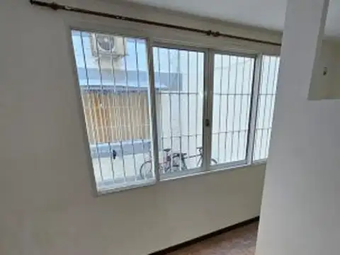 Monoambiente dividido en Brown 1900. Zona Rio