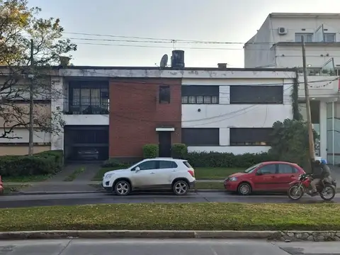 Casa sobre Avenida Aconquija