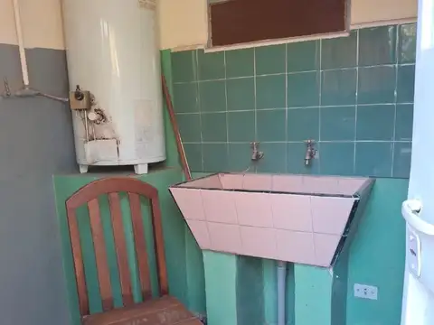 VENTA Casa con dos departamentos y local al frente. Cipollet