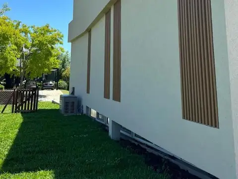 Casa en Alquiler con 2 cocheras