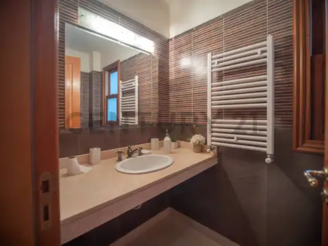 Casa en Venta con 3 cocheras