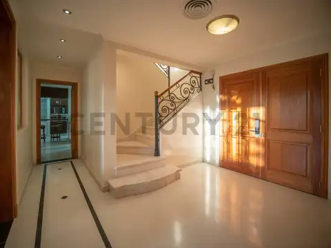 Casa 10 ambientes con 4 baños