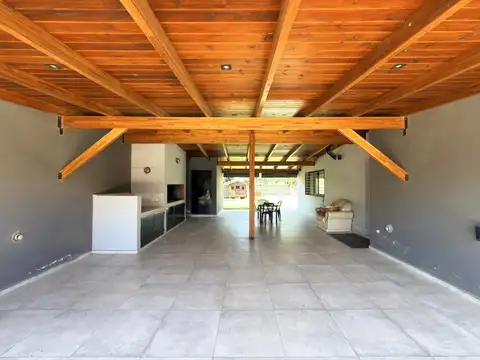 Casa 9 ambientes con 2 baños