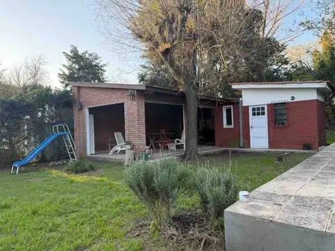 CASA CON QUINCHO Y PILETA A LA VENTA EN ROLDAN