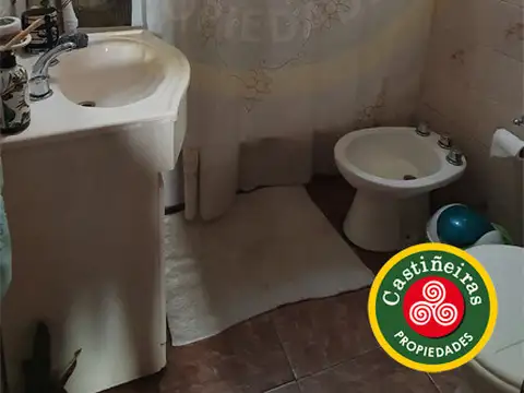 Casa 7 ambientes con 2 baños