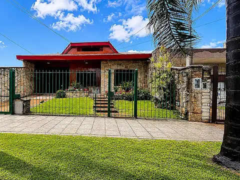 VENTA CASA 4 AMBS MORON PARQUE COCHERA + 2 AMBS